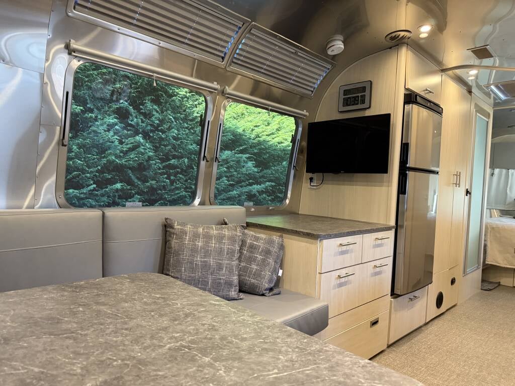 2022 Airstream Flying Cloud 27FBQ — dinette interior