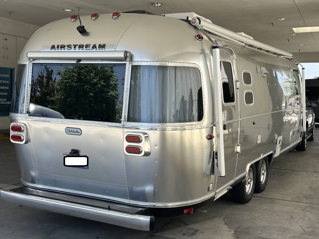 2021 Airstream Globetrotter 27FB Twin — front view