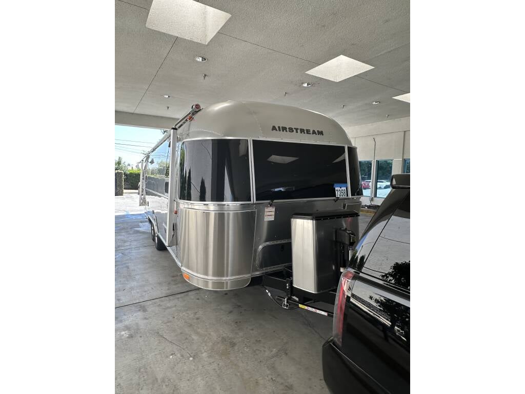 2021 Airstream Globetrotter 27FB Twin — side view