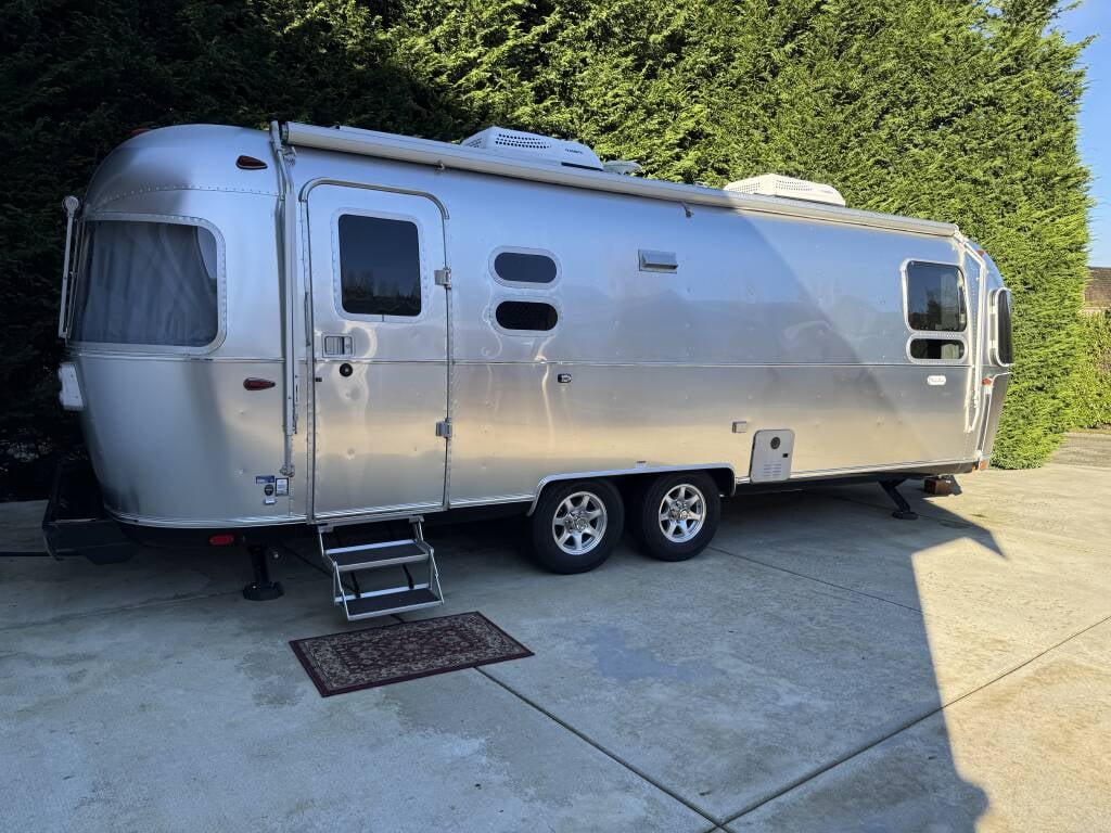 2022 Airstream Flying Cloud 27FBQ travel trailer — exterior view