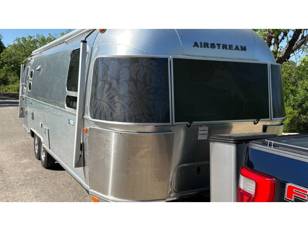 2019 Airstream Tommy Bahama Special Edition 27FB — exterior view