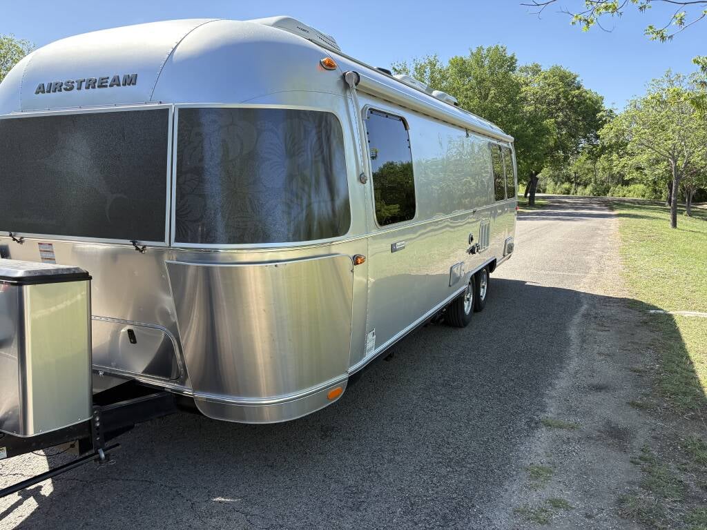 2019 Airstream Tommy Bahama Special Edition 27FB travel trailer — exterior front three-quarter view