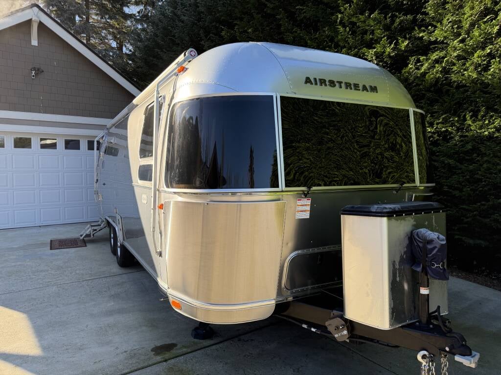 2022 Airstream Flying Cloud 27FBQ — exterior view