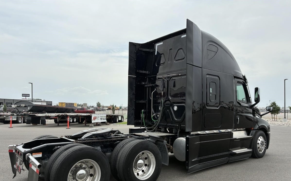 2023 Freightliner Cascadia 126 — side view