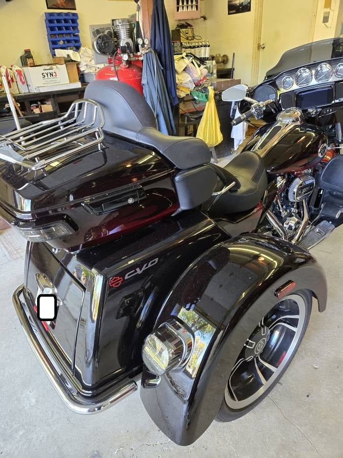 2022 Harley-Davidson CVO Tri Glide — dual rear wheels and trunk