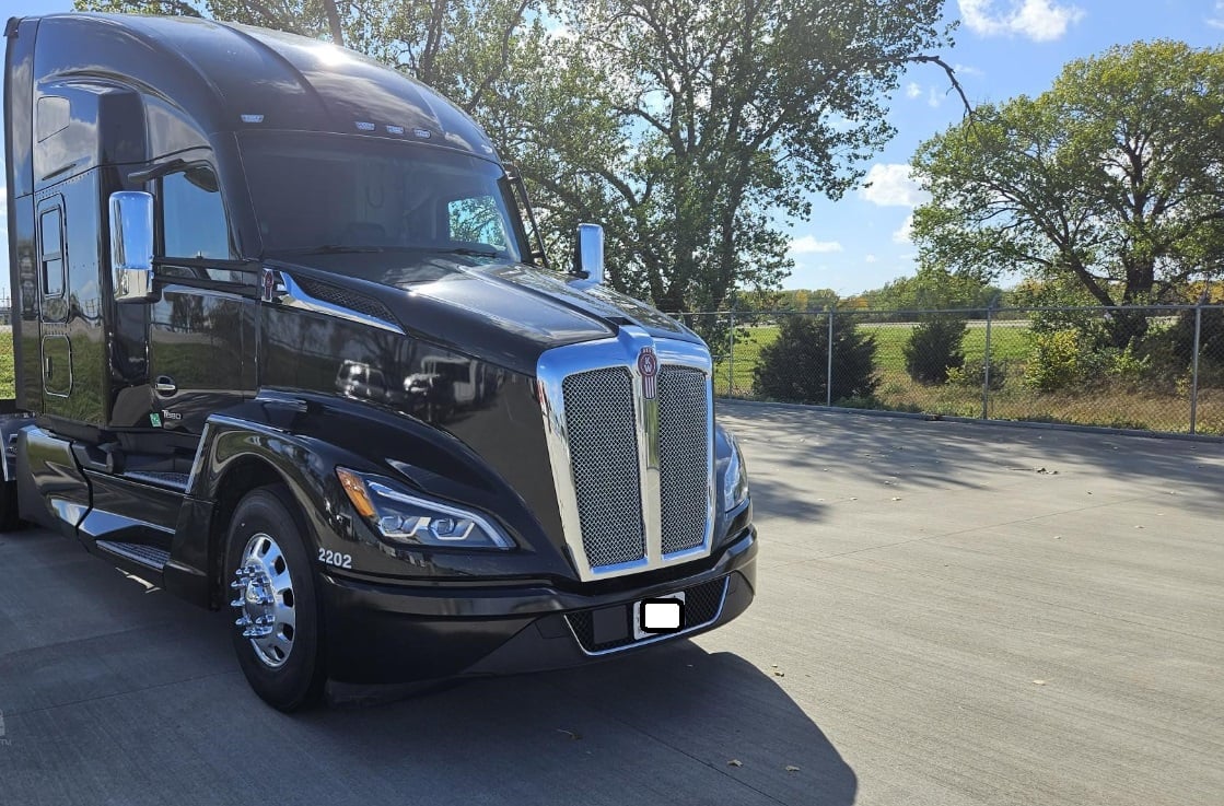 2022 Kenworth T680 — side view