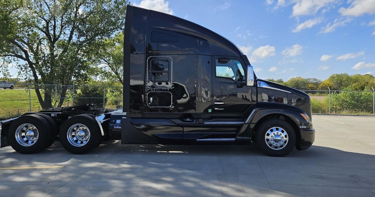2022 Kenworth T680 — profile view