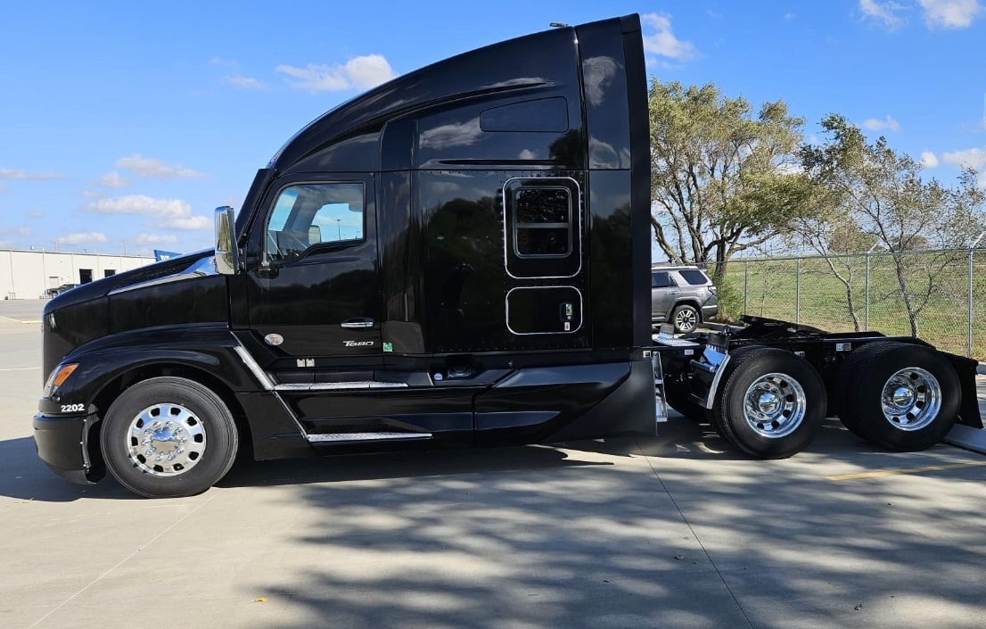 2022 Kenworth T680 — another exterior angle