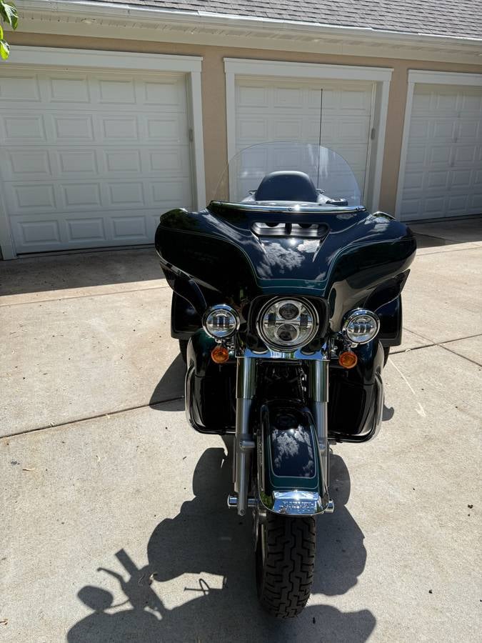 2024 Harley-Davidson Tri Glide — detail view in the driveway