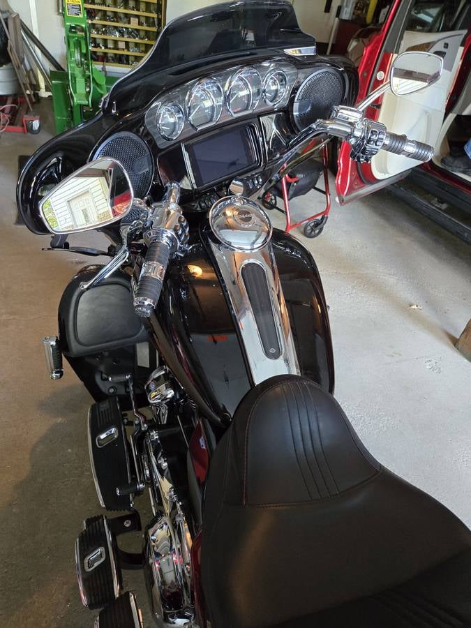 Heated handgrips and handlebars on the CVO Tri Glide