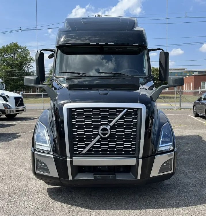 2024 Volvo VNL860 — front view