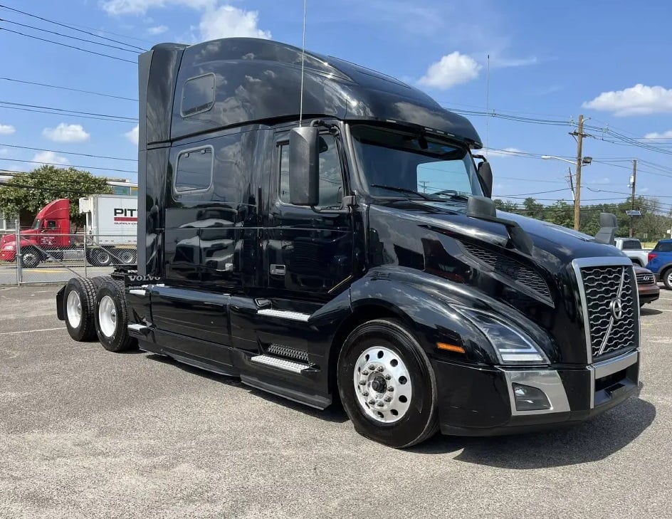 2024 Volvo VNL860 — side view