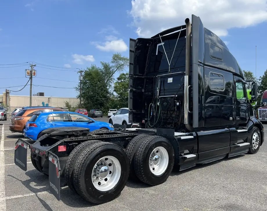 2024 Volvo VNL860 — another exterior angle