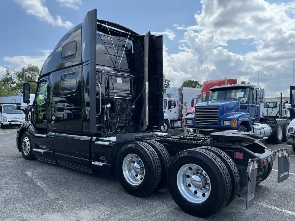 2024 Volvo VNL860 — profile view