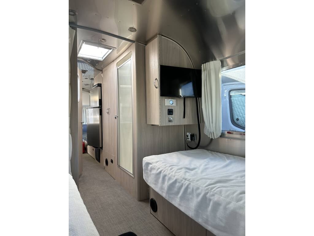 2021 Airstream Globetrotter 27FB Twin — bedroom interior