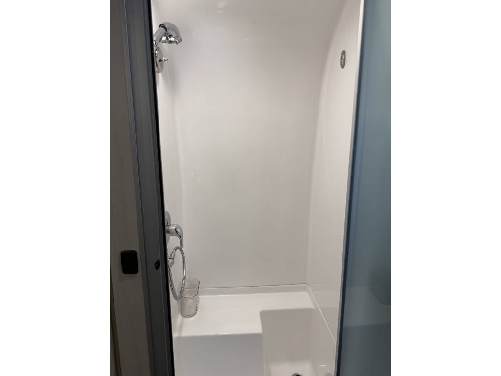 2022 Airstream Flying Cloud 27FBQ — shower stall