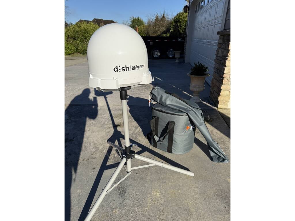 2022 Airstream Flying Cloud 27FBQ — Dish Tailgater portable satellite antenna