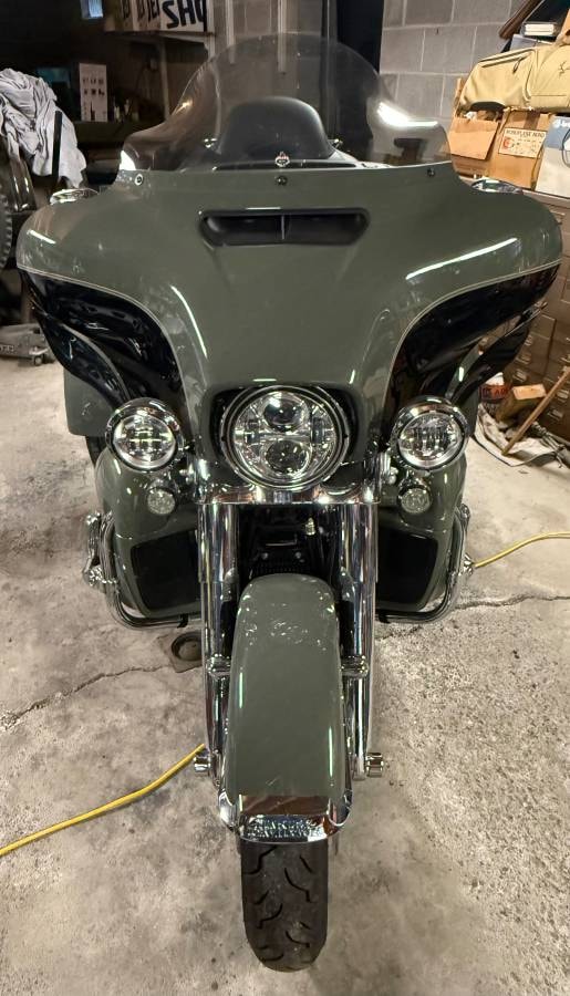 2021 Harley-Davidson Tri Glide in Deadwood Green and Vivid Black — front view