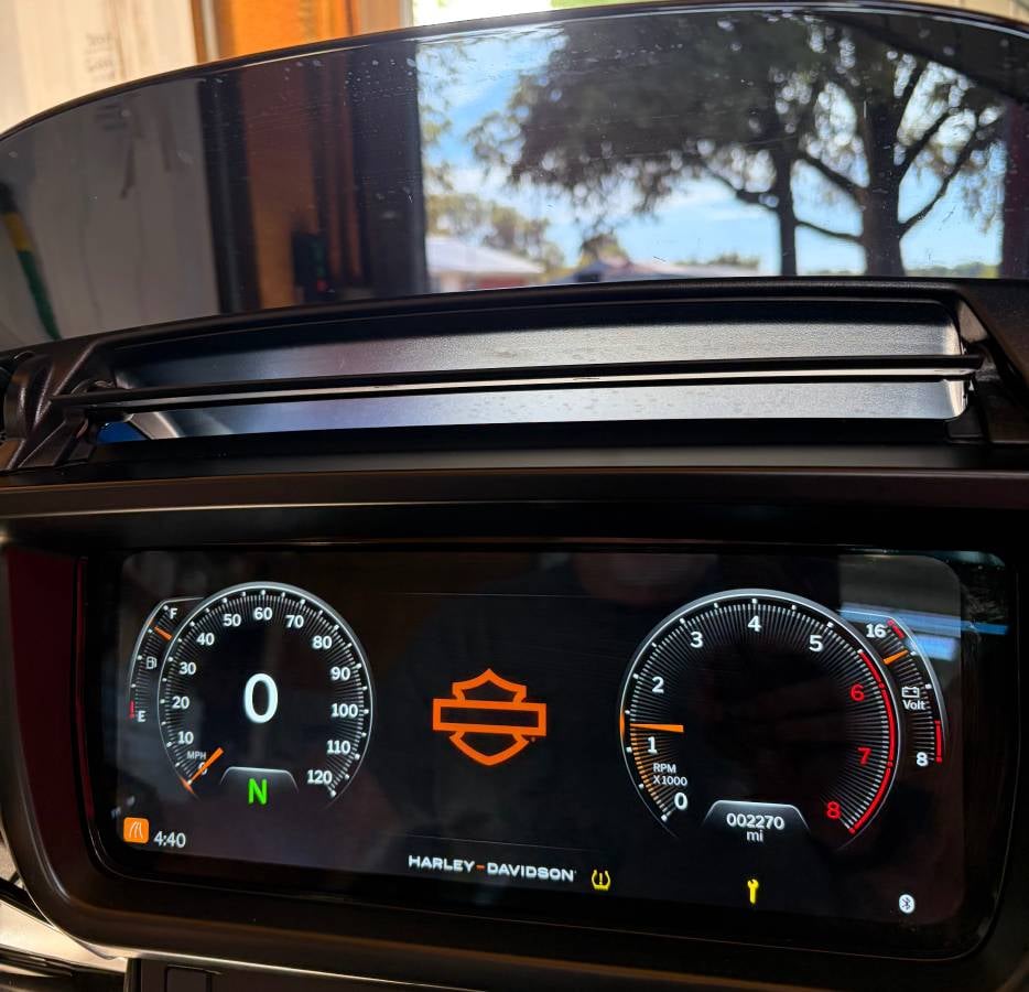 2024 Harley-Davidson FLHX Street Glide Classic — dashboard and gauges