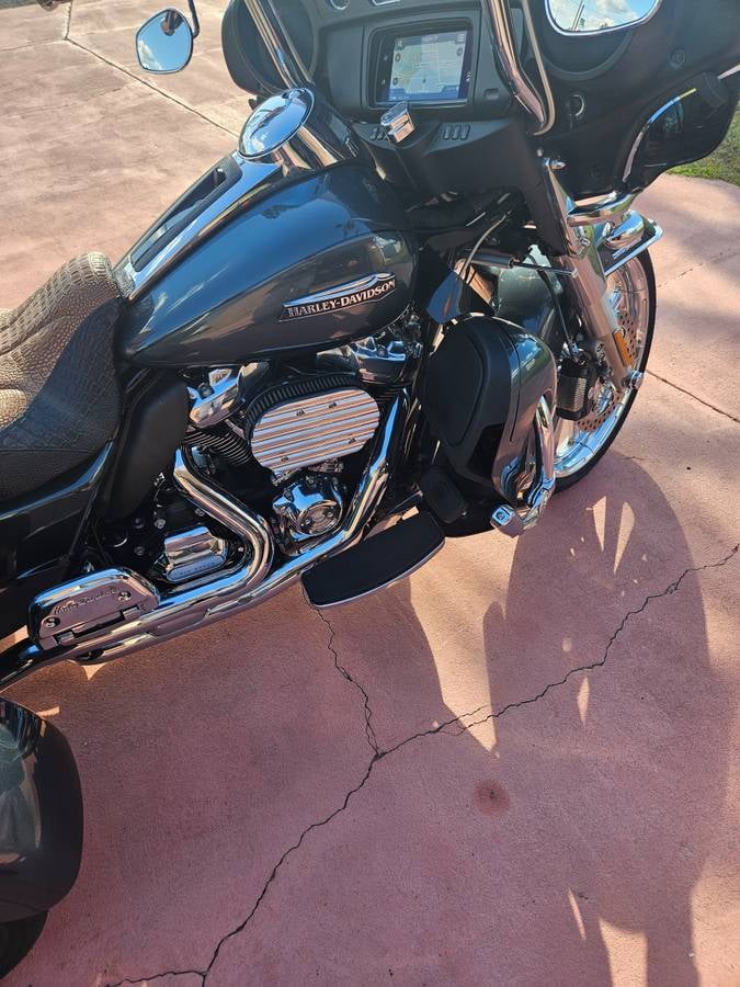 2020 Harley-Davidson FLHTCUTG Tri Glide Ultra — engine detail