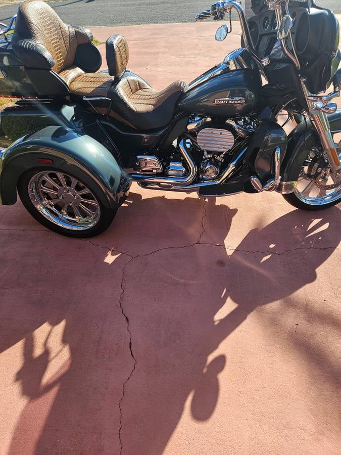 2020 Harley-Davidson FLHTCUTG Tri Glide Ultra — side view