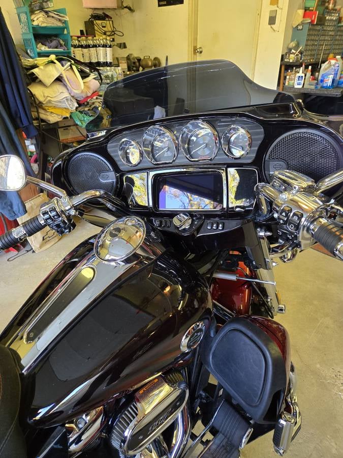 CVO Tri Glide dashboard, gauges and Boom Box premium radio