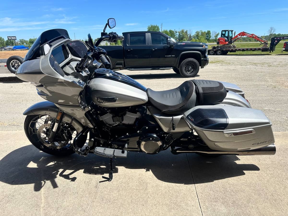 2023 Harley-Davidson CVO Road Glide — silver tank detail