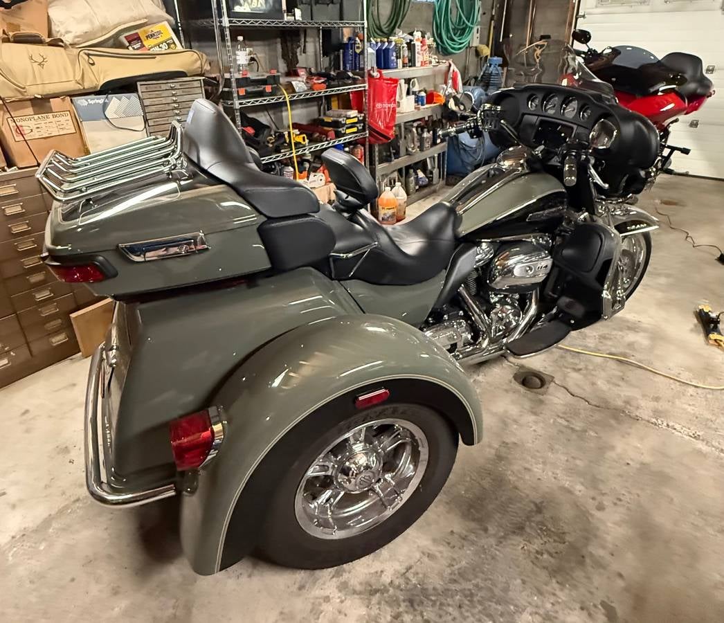 2021 Harley-Davidson Tri Glide — side view with chrome wheels