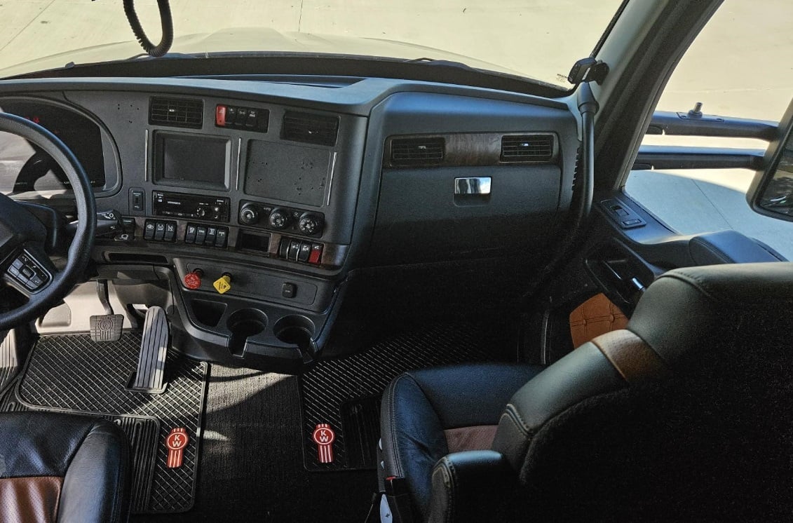 2022 Kenworth T680 — cab interior