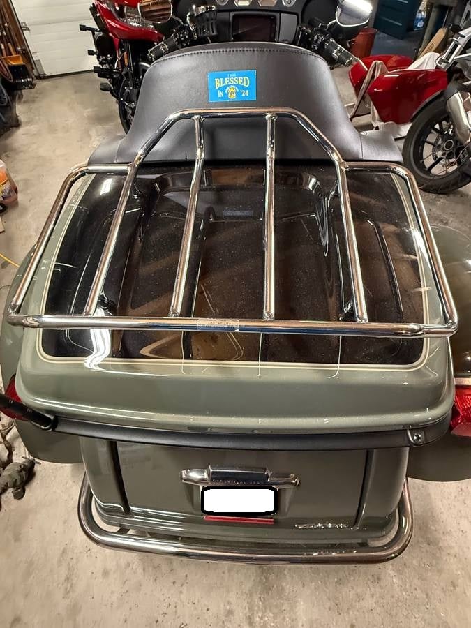 2021 Harley-Davidson Tri Glide — rear trunk with luggage rack