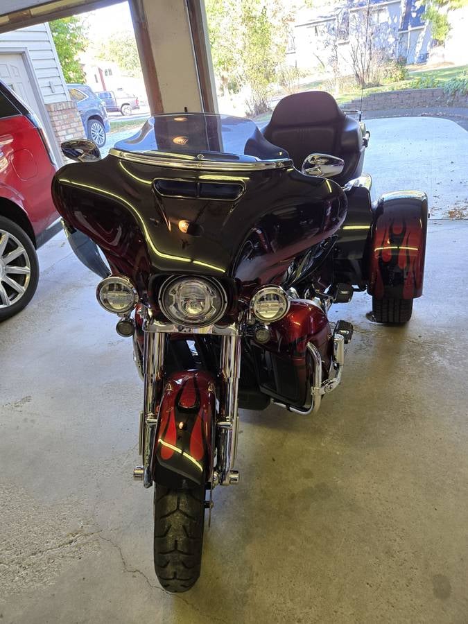 2022 Harley-Davidson CVO Tri Glide in Dantes Red Fade — front view with batwing fairing