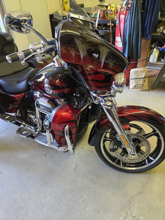 2022 Harley-Davidson CVO Tri Glide in Dantes Red Fade — side view