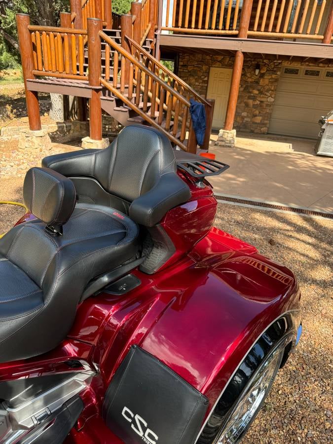 Color-matched heated Ultimate seat with rain cover