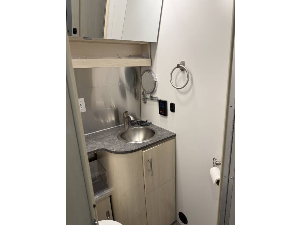 2022 Airstream Flying Cloud 27FBQ — bathroom vanity