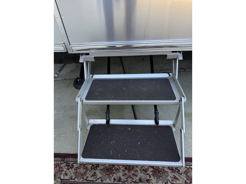 2022 Airstream Flying Cloud 27FBQ — entry steps