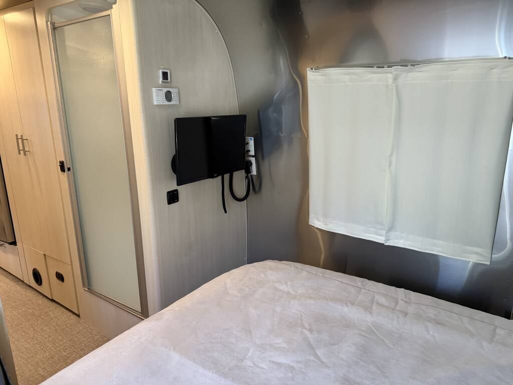 2022 Airstream Flying Cloud 27FBQ — bedroom TV