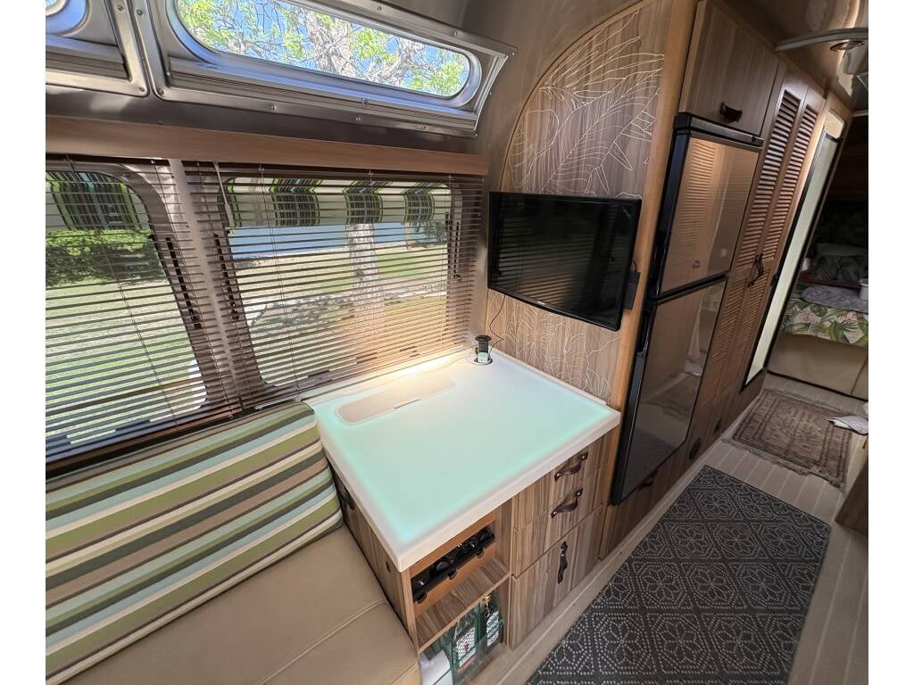 2019 Airstream Tommy Bahama Special Edition 27FB — UltraLeather seating