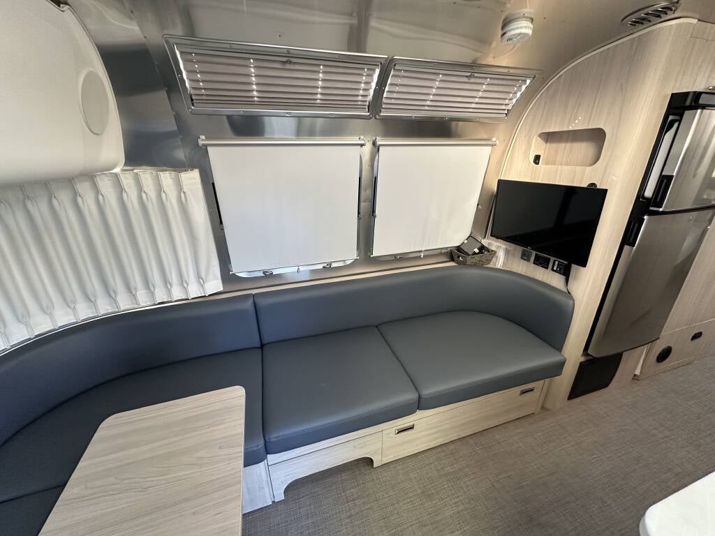 2021 Airstream Globetrotter 27FB Twin — lounge seating