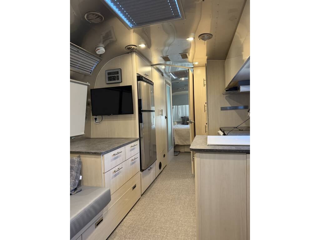 2022 Airstream Flying Cloud 27FBQ — kitchen interior