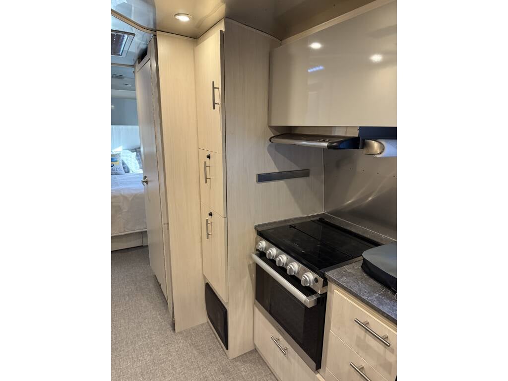 2022 Airstream Flying Cloud 27FBQ — stove detail
