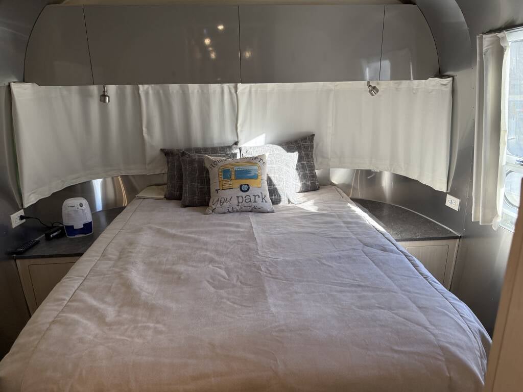 2022 Airstream Flying Cloud 27FBQ — queen bed