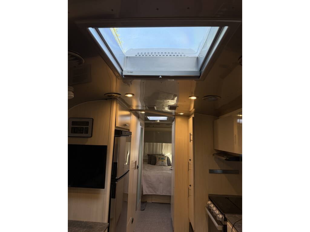 2022 Airstream Flying Cloud 27FBQ — interior skylight