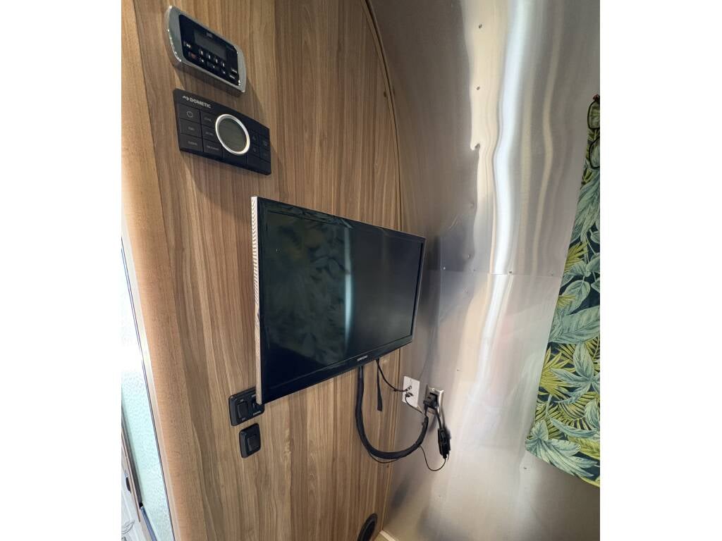 2019 Airstream Tommy Bahama Special Edition 27FB — front TV