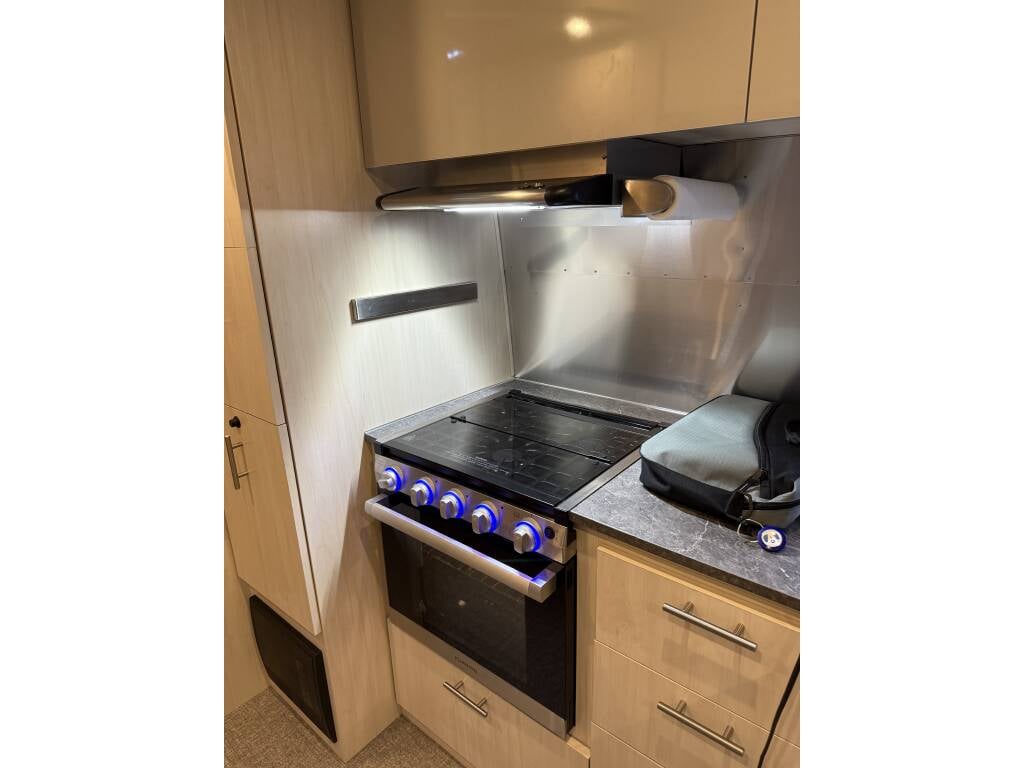 2022 Airstream Flying Cloud 27FBQ — gas stove and oven