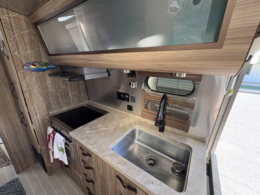 2019 Airstream Tommy Bahama Special Edition 27FB — fully-equipped kitchen