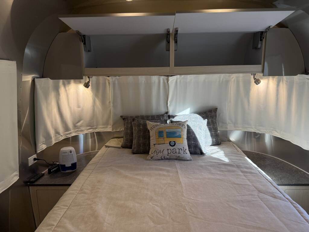 2022 Airstream Flying Cloud 27FBQ — bedroom interior