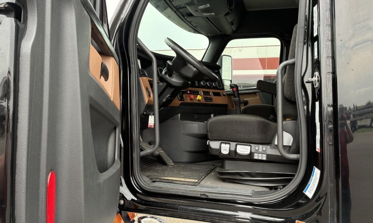 2023 Freightliner Cascadia 126 — driver seat and dash