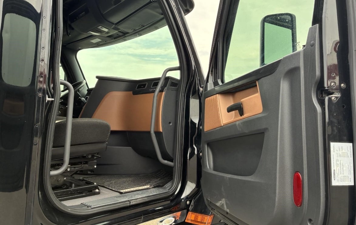 2023 Freightliner Cascadia 126 — cab interior