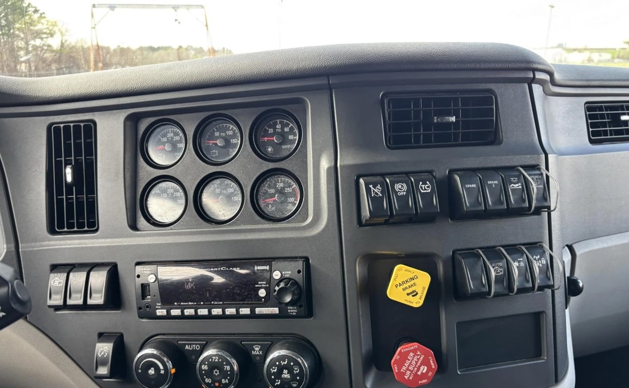 2024 Peterbilt 579 — dashboard gauges