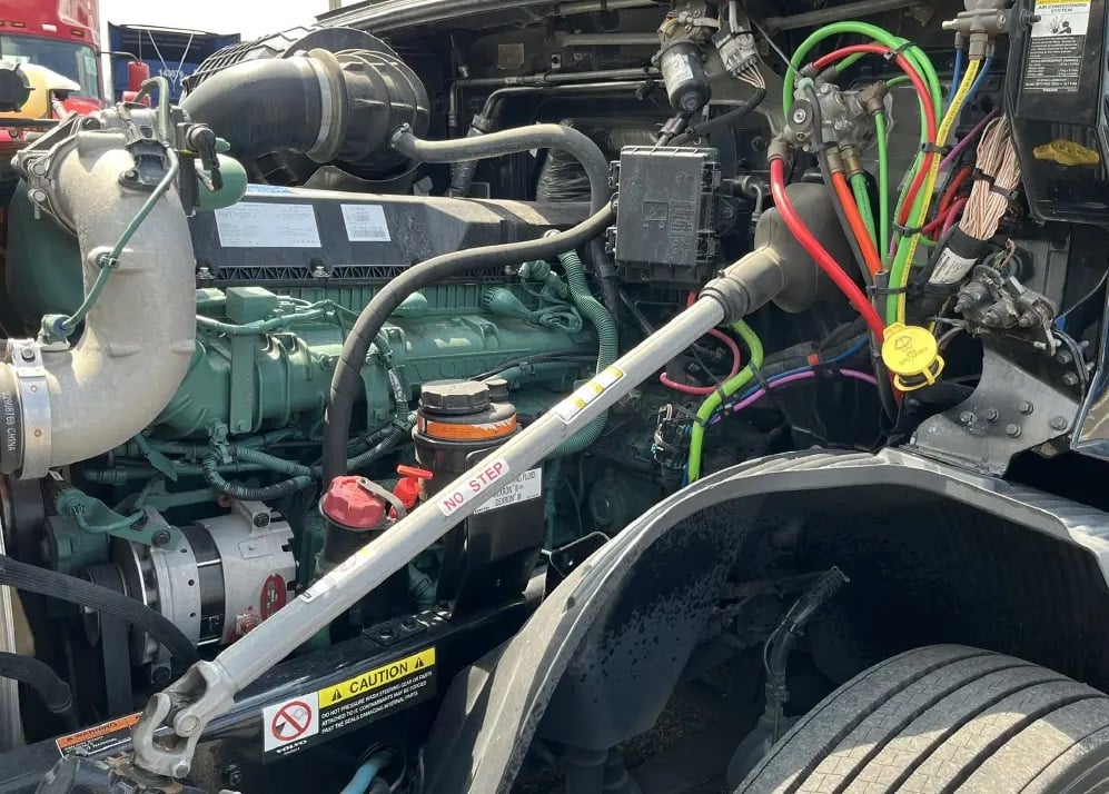 2024 Volvo VNL860 — Volvo D13 455 HP diesel engine